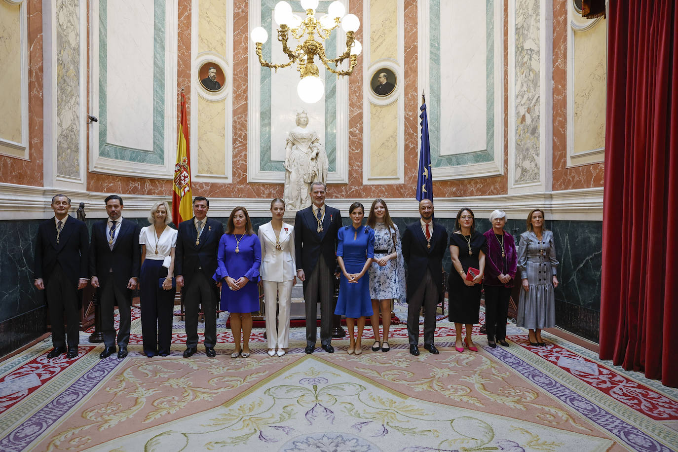 Los reyes Felipe y Letizia, la princesa Leonor y la infanta Sofía posan junto al letrado mayor de las Cortes Generales, Carlos Gutiérrez (i), y los miembros de la Mesa del Congreso, presidida por Francina Armengol (5i), el secretario tercero Guillermo Mariscal (2i); la vicepresidenta cuarta, Marta González (3i); el vicepresidente segundo José Antonio Bermúdez de Castro (4i); el vicepresidente primero Anfonso Rodríguez de Celis (4d); la vicepresidenta tercera, Esther Gil (3d); la secretaria segunda Isaura Leal (2d, y la secretaria cuarta, Carmen Navarro (d)