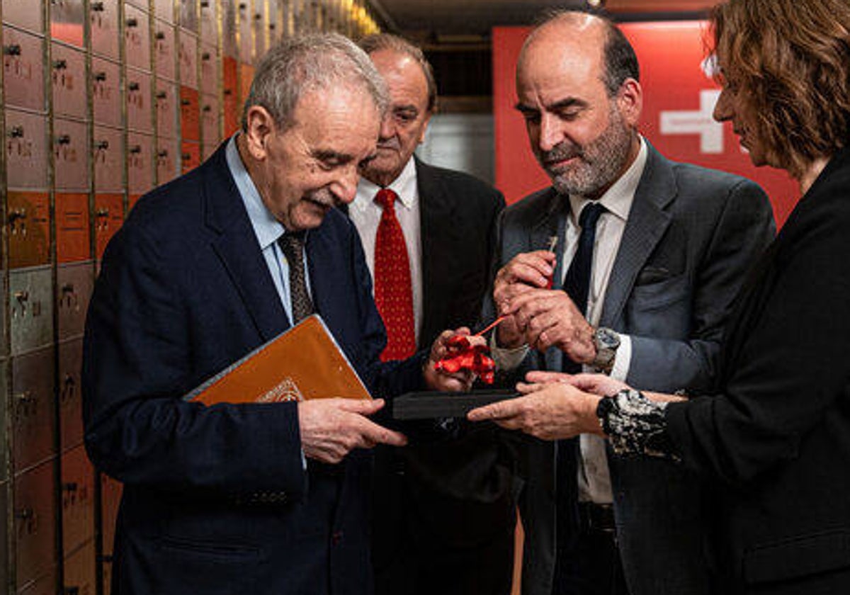 Longares (izq.) recibe la llave de la caja de seguridad 1.091 de manos de la secretaria general del Cervantes, Carmen Noguero, y del subdirector de Cultura de la institución Ernesto Pérez Zúñiga, ante la mirada de su hermano Vicente.