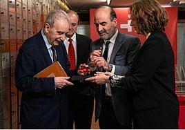 Longares (izq.) recibe la llave de la caja de seguridad 1.091 de manos de la secretaria general del Cervantes, Carmen Noguero, y del subdirector de Cultura de la institución Ernesto Pérez Zúñiga, ante la mirada de su hermano Vicente.