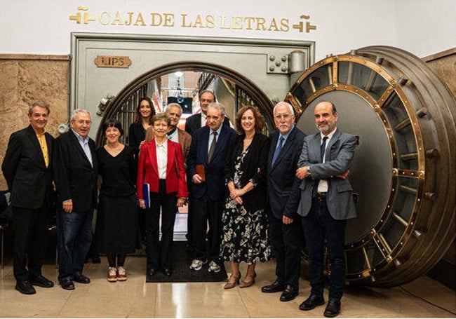 Manuel Longares rodeado de todos los familiares y amigos que participaron en el homenaje.