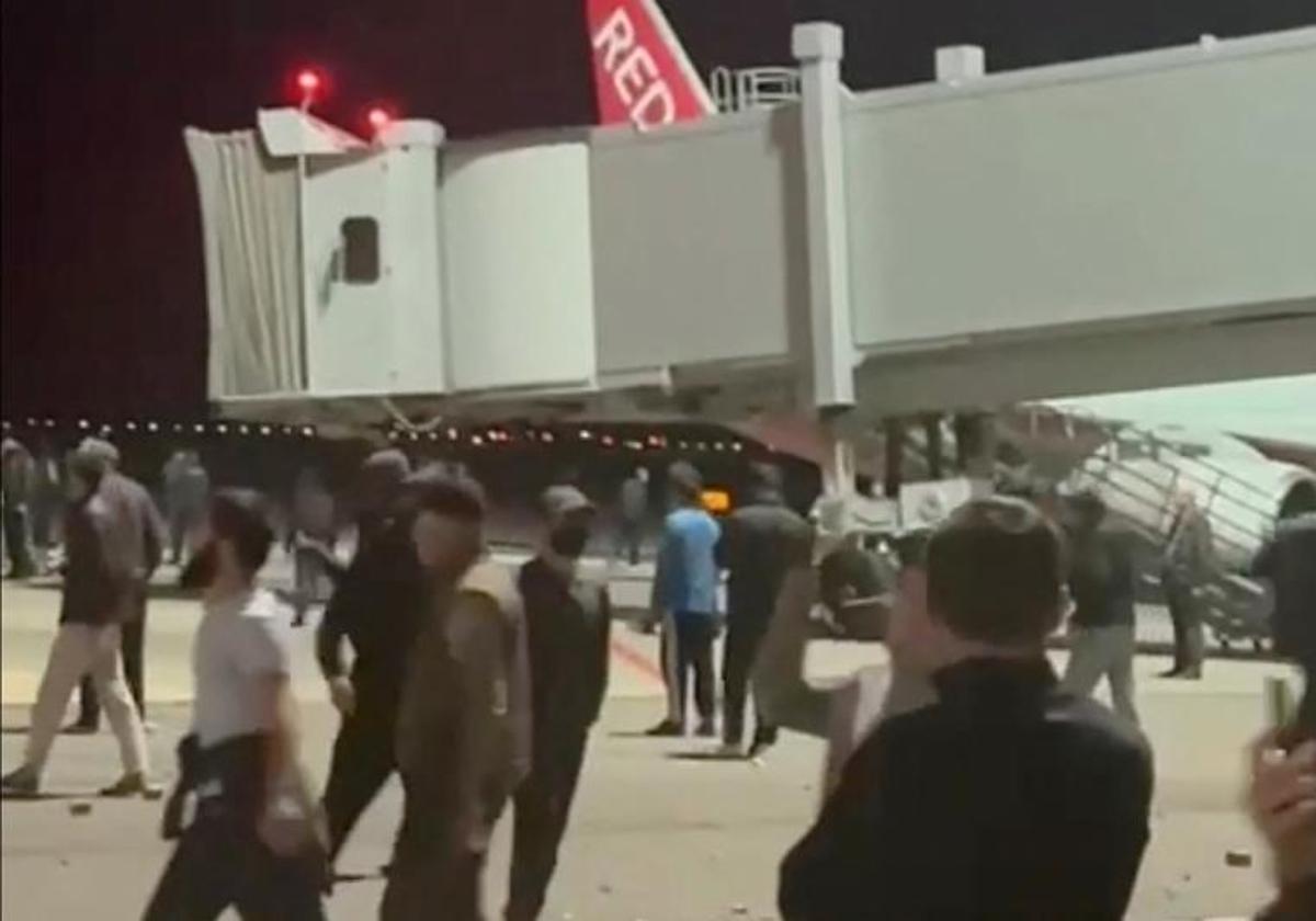 Manifestantes antisemitas durante el asalto el domingo al aeropuerto de Daguestán.