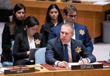 El embajador israelí en la ONU luce la estrella impuesta por los nazis