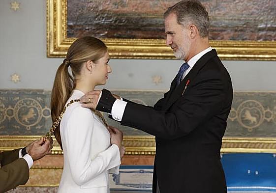 El rey Felipe impone el Collar de la Orden de Carlos III a la princesa Leonor