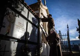 Dos hermanos fossores realizan tareas de mantenimiento en el cementerio de Guadix.