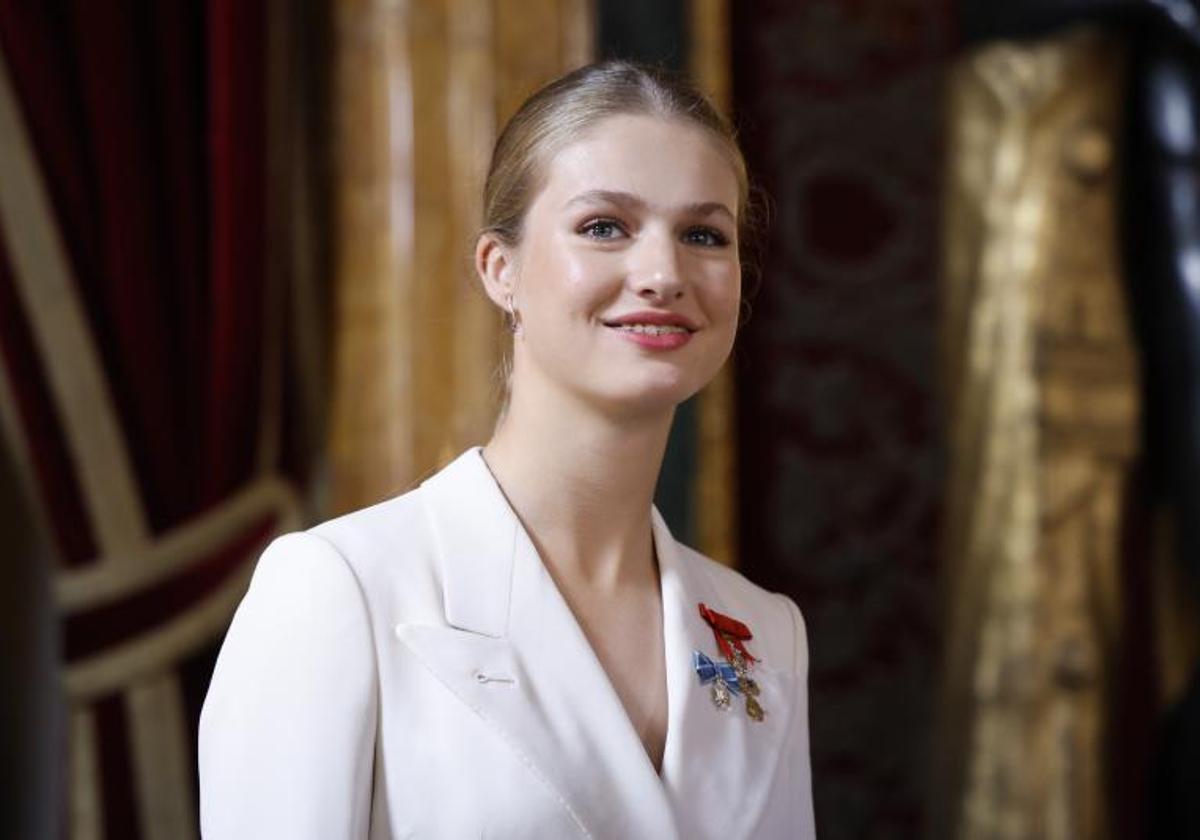 La princesa Leonor sonríe tras el saludo a los invitados al almuerzo celebrado posteriormente al acto en el que se le impuso el Collar de la Orden de Carlos III.