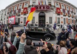 La princesa Leonor, acompañada por la infanta Sofía, a bordo del Rolls Royce Phamton IV y escoltadas por la Guardia Real Motorizada, saluda a los ciudadanos a su paso por la Real Casa de Correos