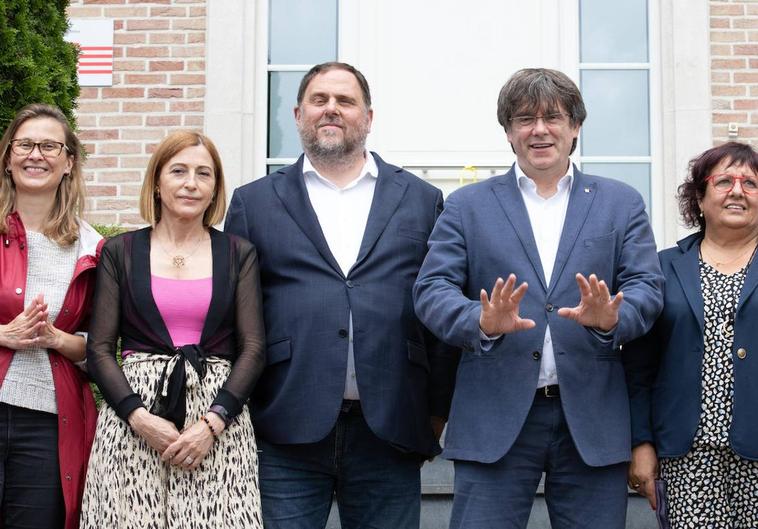 Carles Puigdemont y Oriol Junqueras juntos a otros políticos independentistas en julio de 2021 en Waterloo (Bélgica).