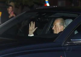 El rey Juan Carlos saluda a su llegada al Palacio de El Pardo.