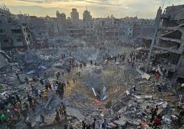 El bombardeo sobre el campo de refugiados de Yabalia provocó un gran socavón.