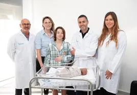 De izquierda a derecha, el doctor Gustavo Carti, de Juaneda Fertility, junto a las madres Estefanía y Azahara con el bebé, Felipe Gallego, director del laboratorio y Miriam Mateos, obstetra.