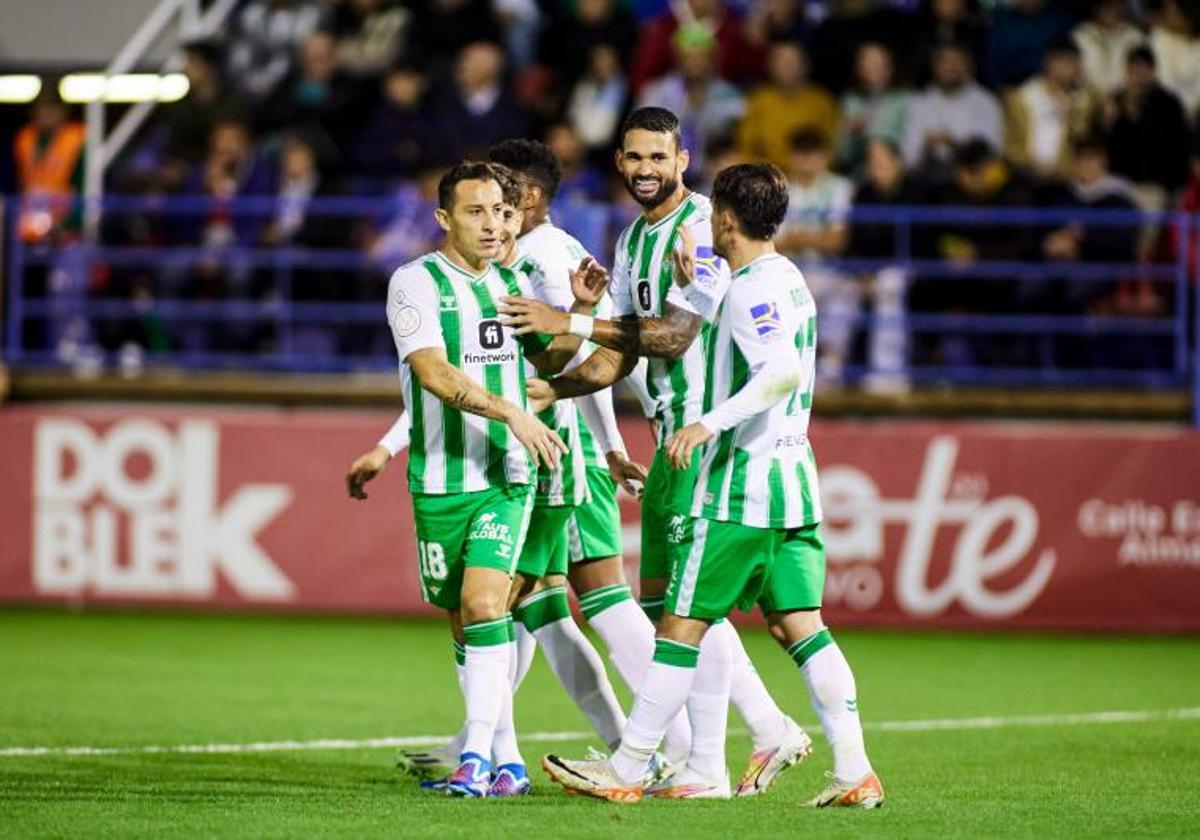 Los jugadores del Betis celebran uno de sus doce goles al Hernán Cortés.