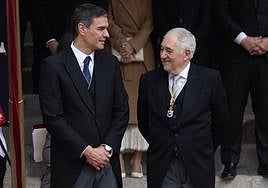 El presidente del Gobierno conversa con el máximo responsable del Constitucional, Cándido Conde-Pumpido, en la jura de la princesa de Asturias.