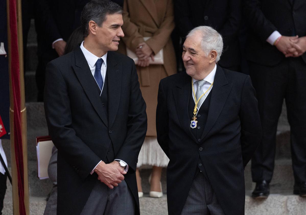 El presidente del Gobierno conversa con el máximo responsable del Constitucional, Cándido Conde-Pumpido, en la jura de la princesa de Asturias.