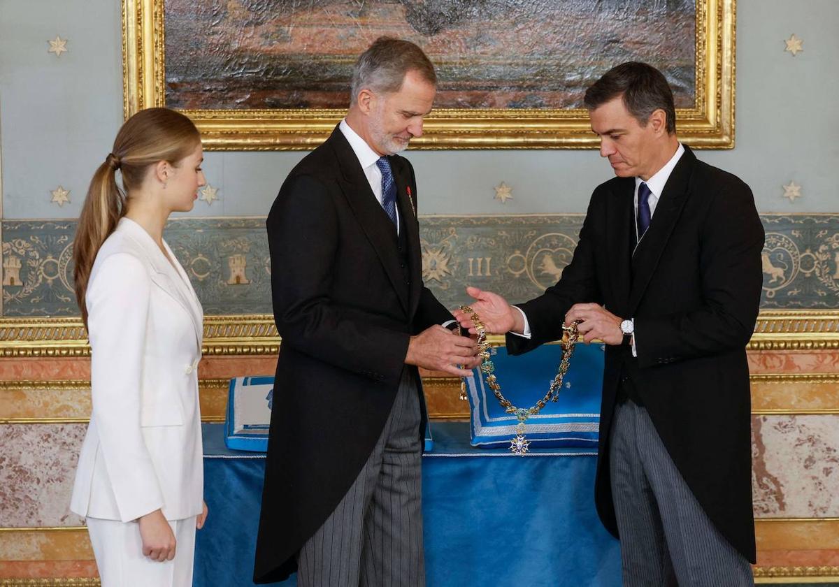 La princesa Leonor y el Rey Felipe junto al presidente Pedro Sánchez.