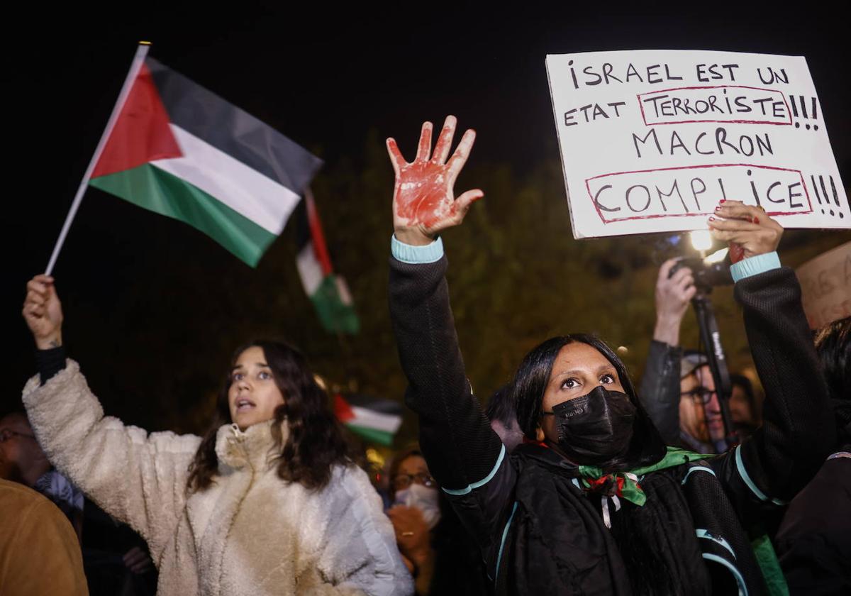 Personas que portan banderas palestinas gritan consignas contra Israel en París