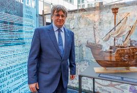 Carles Puigdemont visita una exposición en Bruselas.