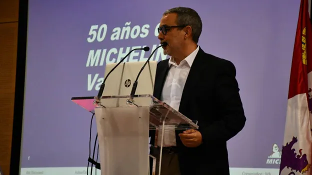Julián Flintstone in his exhibition on Michelin's fiftieth anniversary in Valladolid