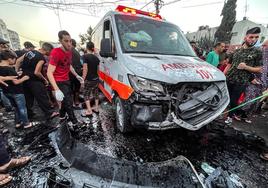 Una ambulancia que trasladaba heridos hasta el hospital de Gaza fue alcanzada de lleno por uno de los proyectiles israelíes