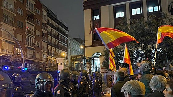 Cientos de personas se manifiestan contra la amnistía frente a la sede de Ferraz del PSOE