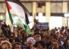 Personas que portan banderas palestinas gritan consignas contra Israel en París