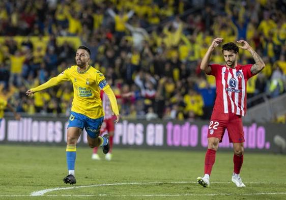 Kirian Rodríguez celebra el primer gol de Las Palmas ante la desesperación de Mario Hermoso.