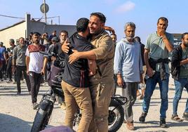 Trabajadores palestinos, en oración tras volver al territorio de Gaza.