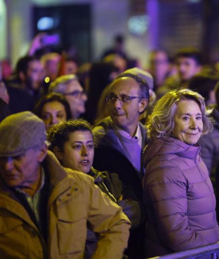 Imagen secundaria 2 - Vuelven a cortar la calle Ferraz por una protesta contra la amnistía frente a la sede del PSOE