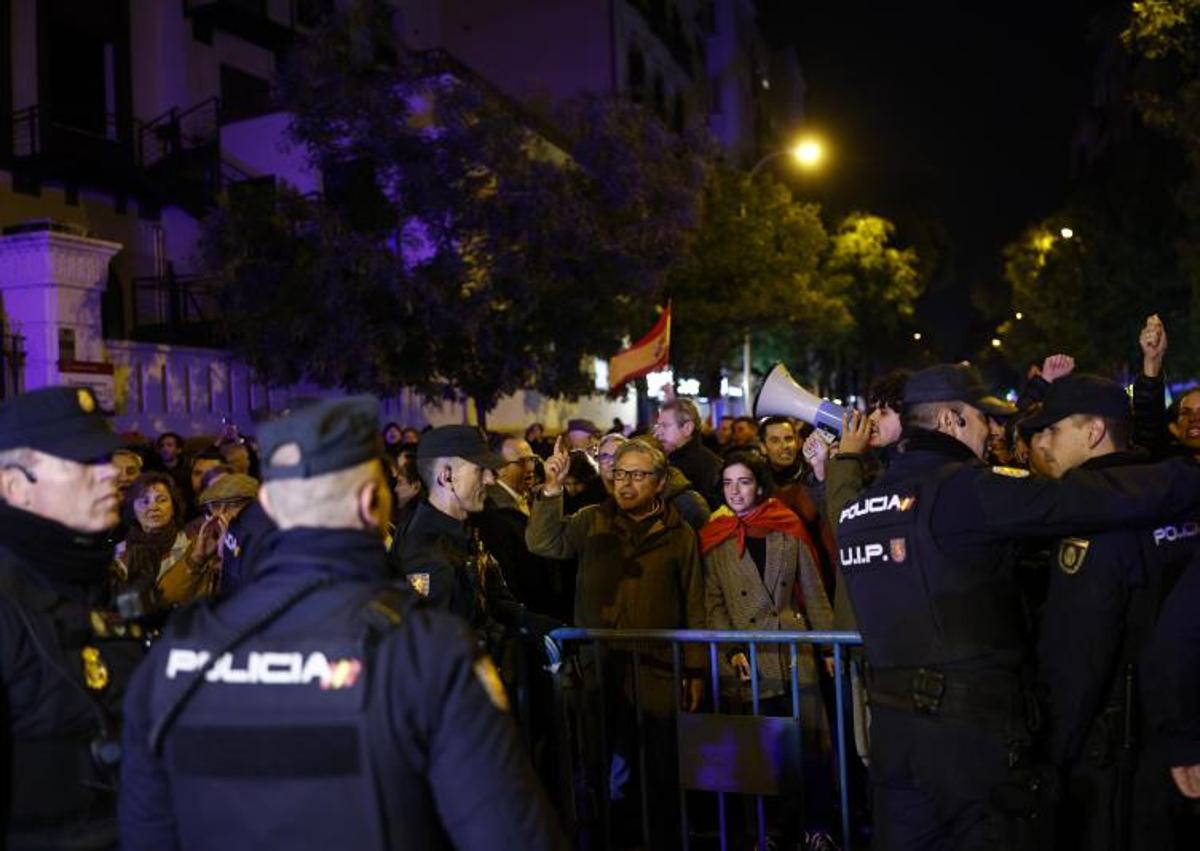 Imagen secundaria 1 - Vuelven a cortar la calle Ferraz por una protesta contra la amnistía frente a la sede del PSOE