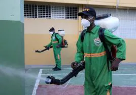 Fumigación contra el mosquito que transmite el dengue en República Dominicana.