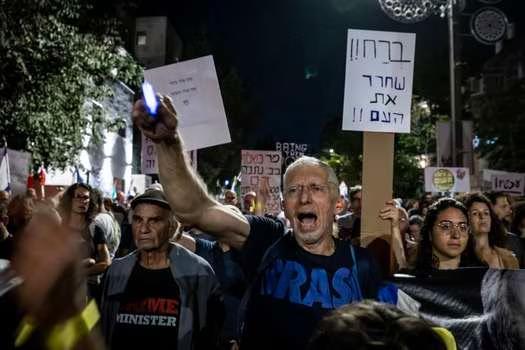 Manifestación contra Benjamín Netanyahu, a cuya política culpan de los fallos de seguridad que facilitaron la masacre de Hamás.