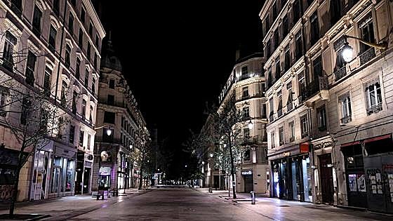 Apuñala en Lyon a una mujer judía y pinta una esvástica