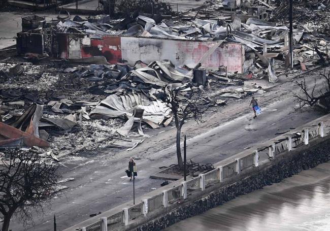 Los edificios quedaron destruidos y quemados hasta los cimientos en Lahaina.