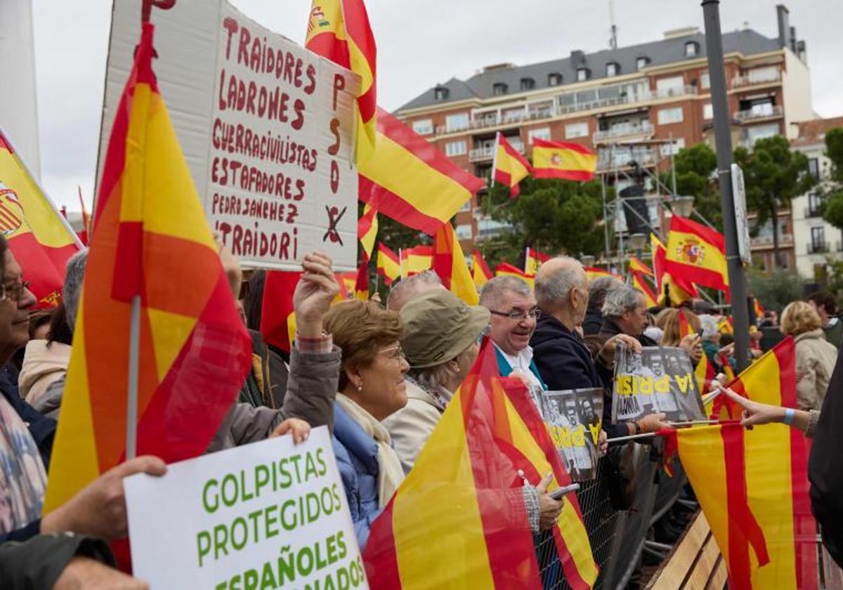 Manifestación de la fundación DENAES contra la amnistía, en Colón, el pasado domingo