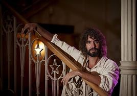 Mikel Izal posa, minutos antes de la entrevista, en el Ateneo de Madrid.