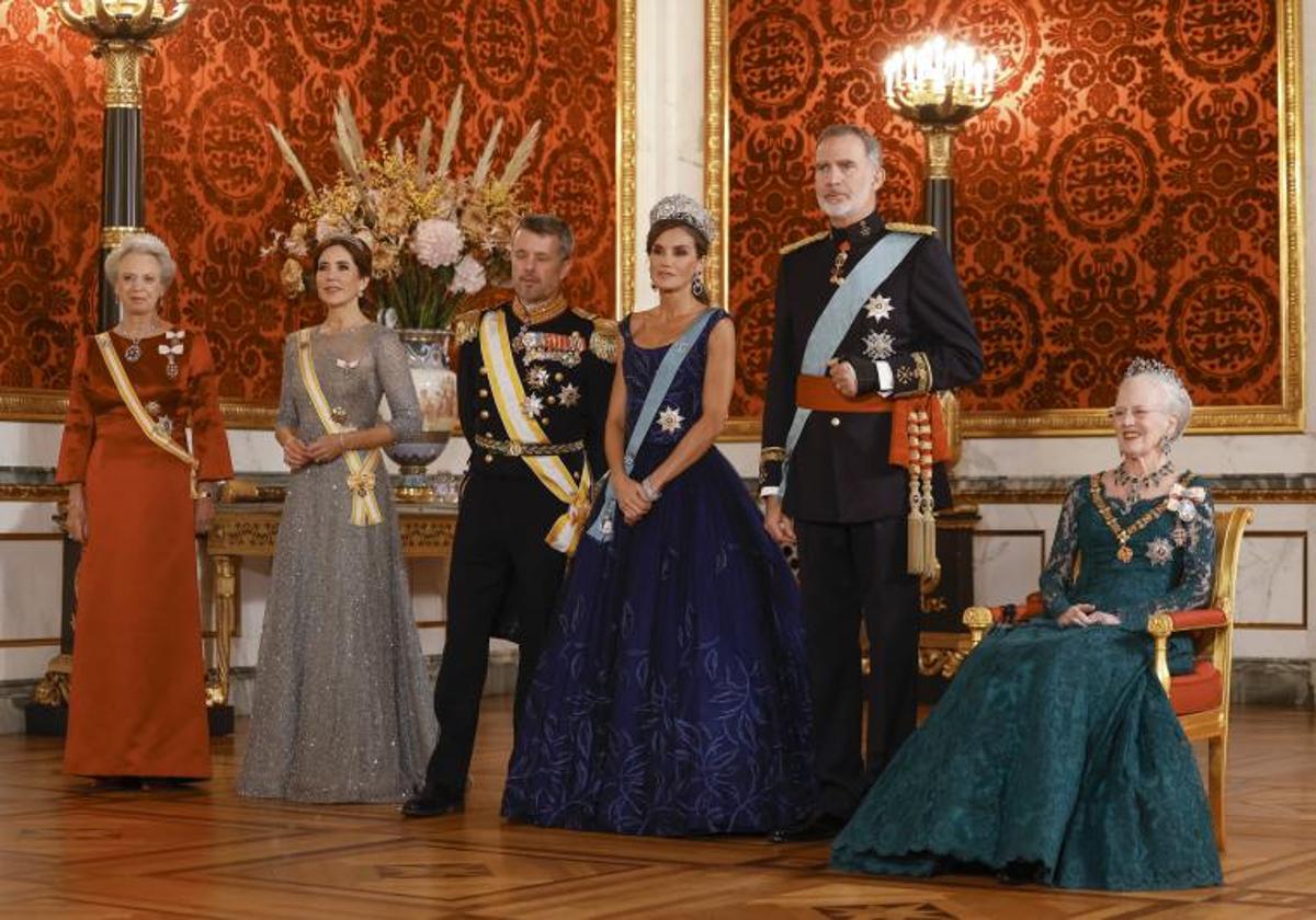 Los reyes de España, Felipe y Letizia, posan junto a la reina Margarita de Dinamarca, el príncipe Federico y la princesa María, y la princesa Benedicta