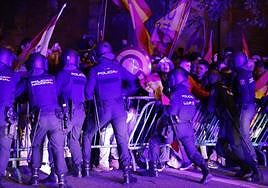 Carga policial contra las protestas de este lunes ante la sede del PSOE en Ferraz (Madrid).