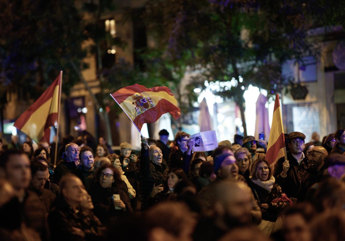 Imagen de la manifestaciónde este sábado a las puertas de la sede del PSOE en Madrid. Este lunes hay convocatorias en nueve ciudades.Efe