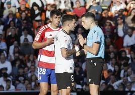 El árbitro García Verdura (d), el colegiado más joven de Primera, durante el Valencia-Granada.