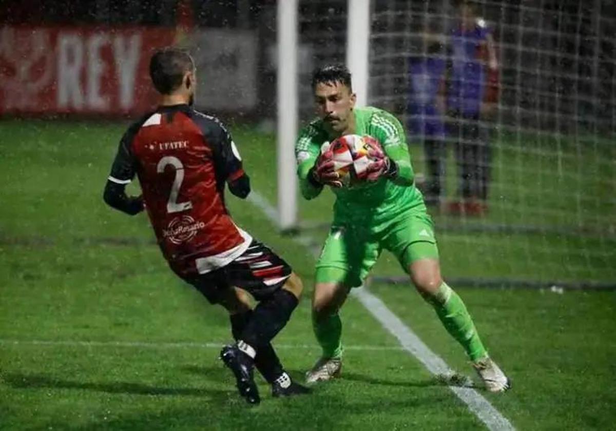 Adri López atrapa un balón durante el partido copero ante el Arosa.