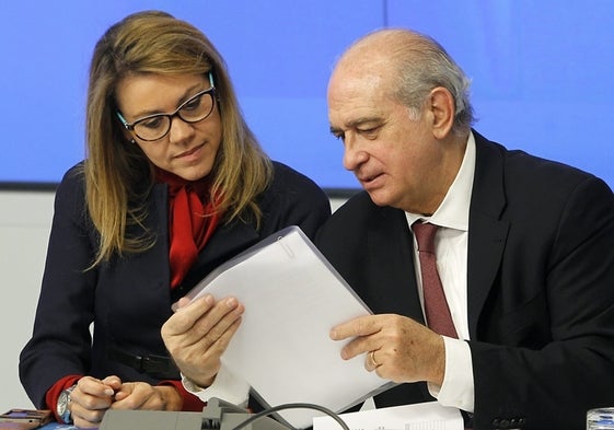 Los exministros del PP María Dolores de Cospedal y Jorge Fernández Díaz durante su etapa en el Gobierno de Rajoy.