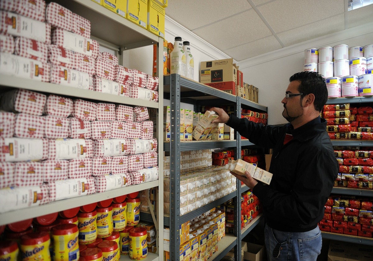 Los bancos de alimentos, como el de la imagen, están desbordados por la pobreza.