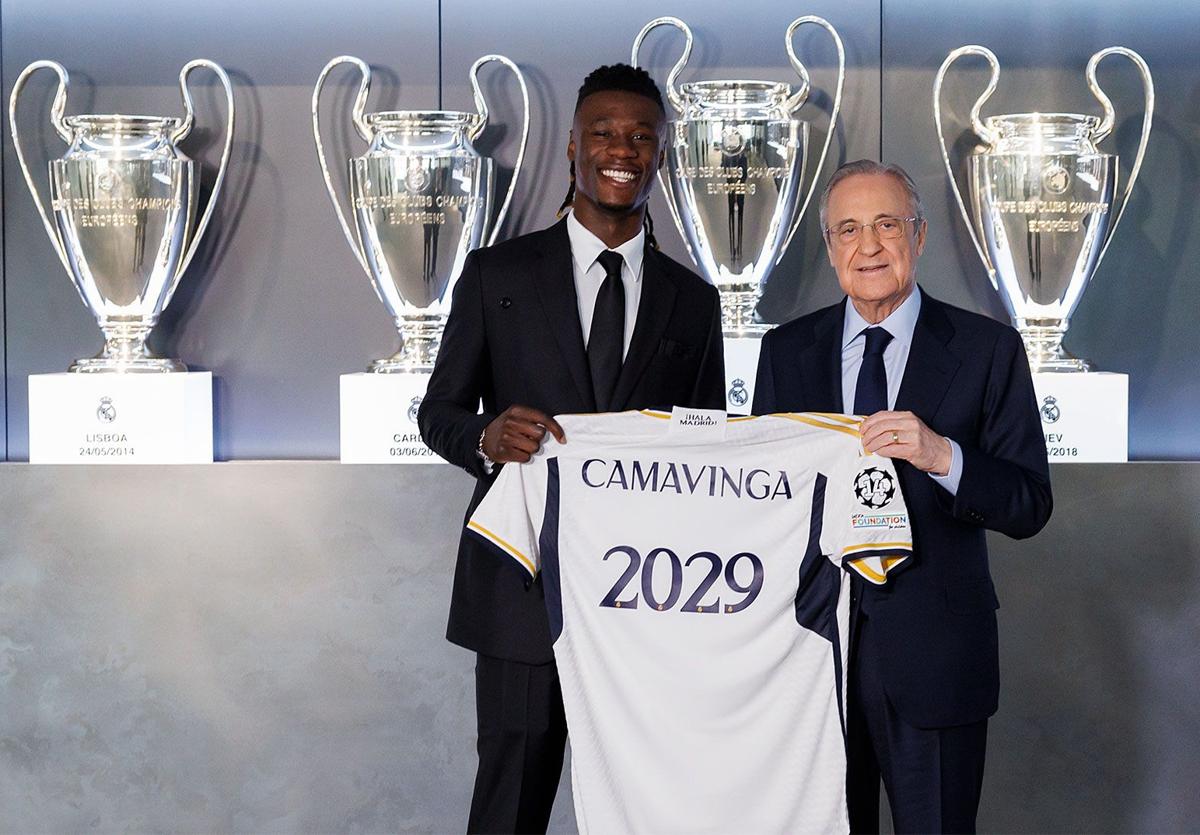 Eduardo Camavinga posa junto a Florentino Pérez tras firmar su renovación.