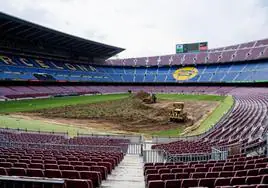 Retirada del césped del Camp Nou, en obras para su remodelación.