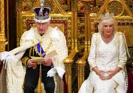 El rey Carlos III de Gran Bretaña pronuncia un discurso junto a la reina Camila durante la inauguración estatal del Parlamento