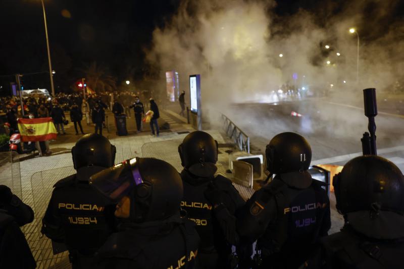 Disturbios en la manifestación contra la amnistía en la sede de Ferraz.