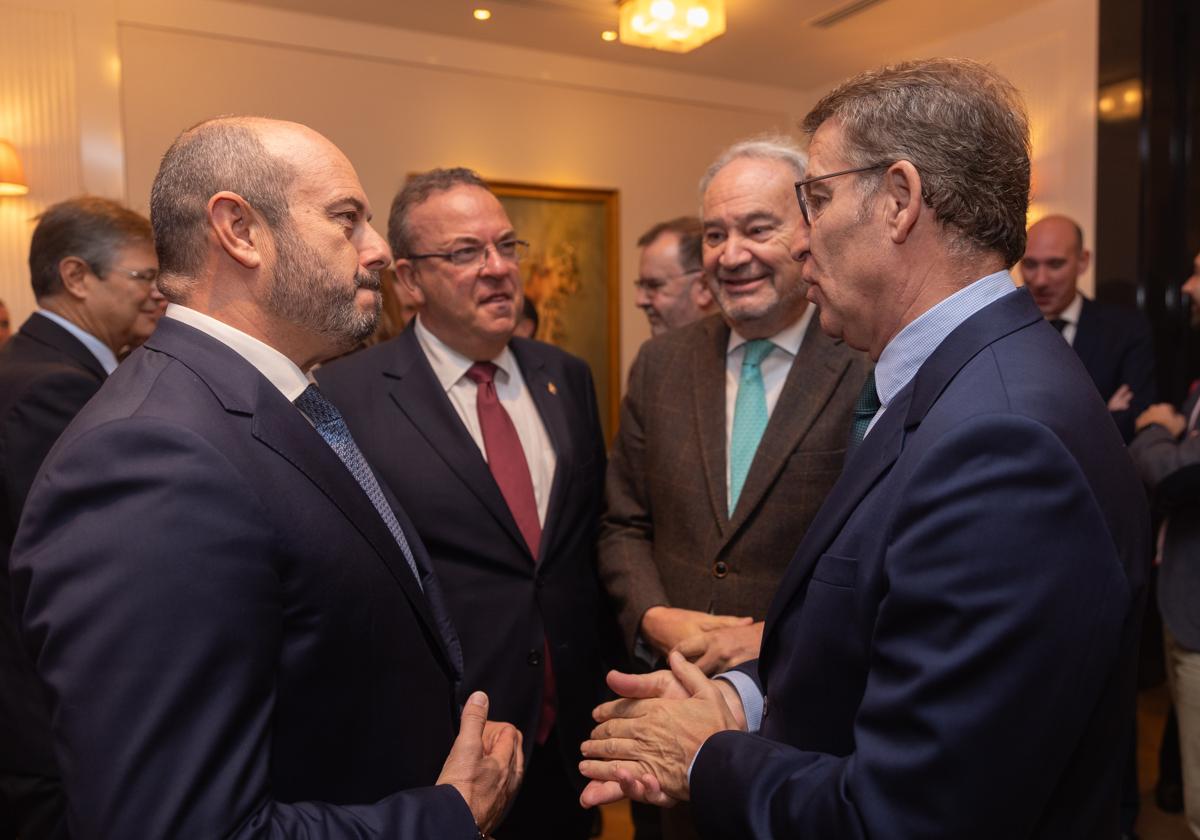 Feijóo conversa con el presidente del Senado, Pedro Rollán, en presencia del senador José Antonio Monago.