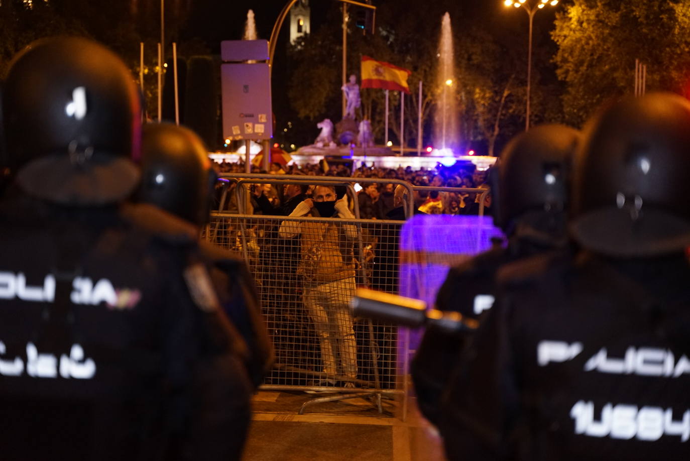 Manifestantes frente a la fuente de Neptuno.