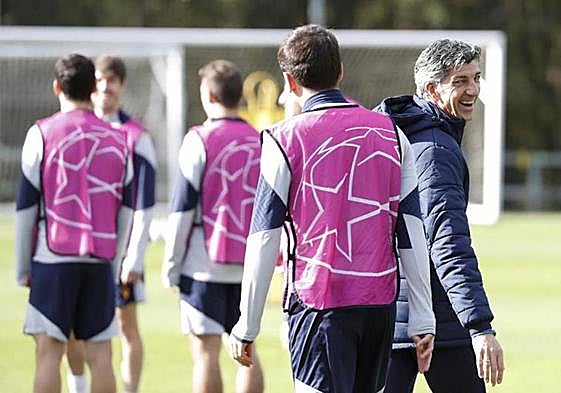 El técnico de la Real, Imanol Alguacil, durante el entrenamiento previo al partido ante el Benfica.