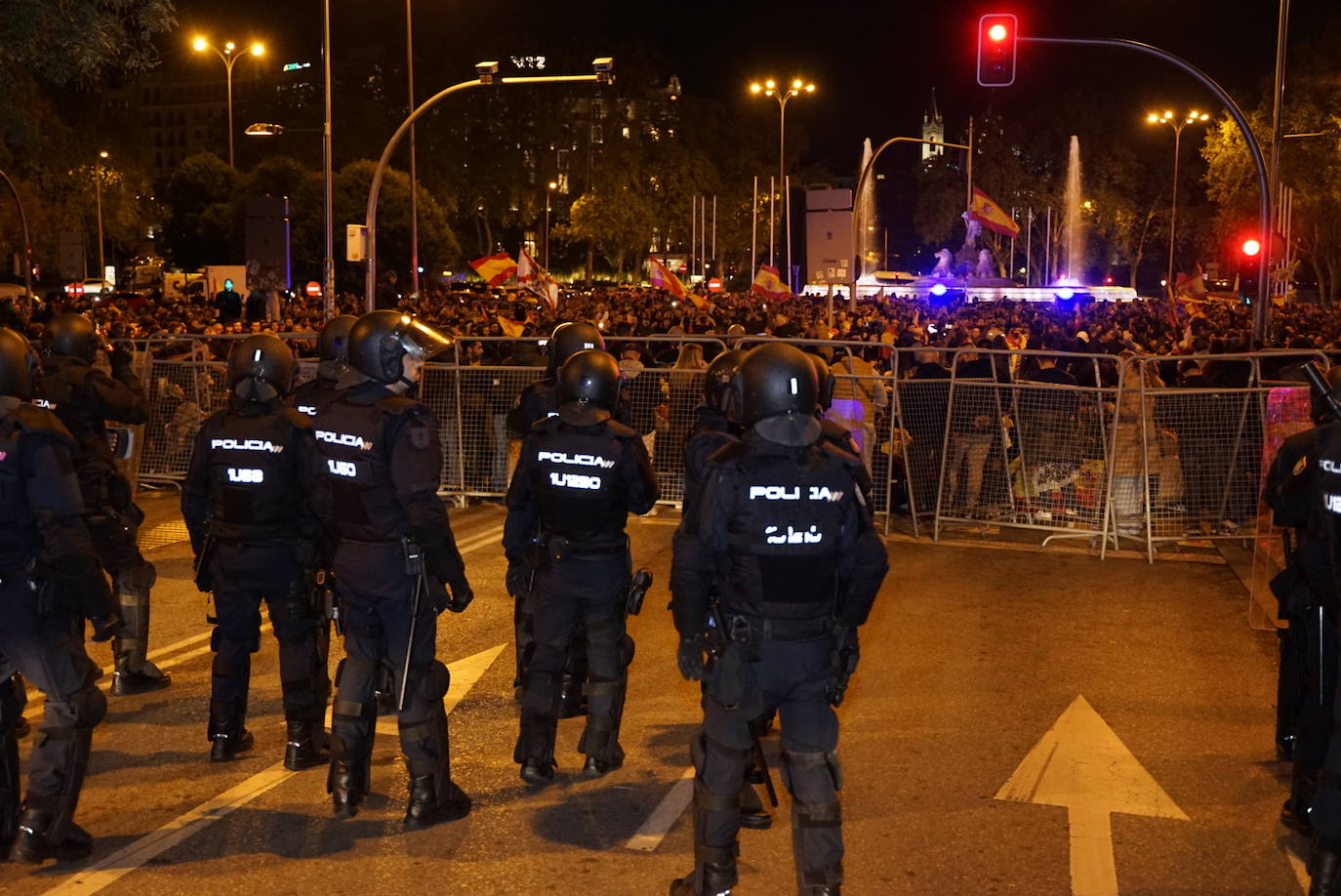 Los manifestantes se trasladan a la calle Carrera de San Jerónimo para protestar frente al Congreso.