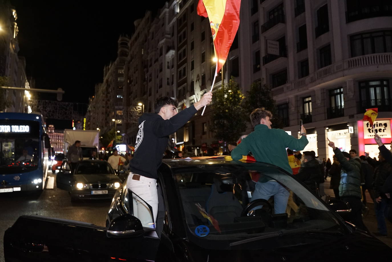 Varias personas protestan desde los coches en Gran Vía.